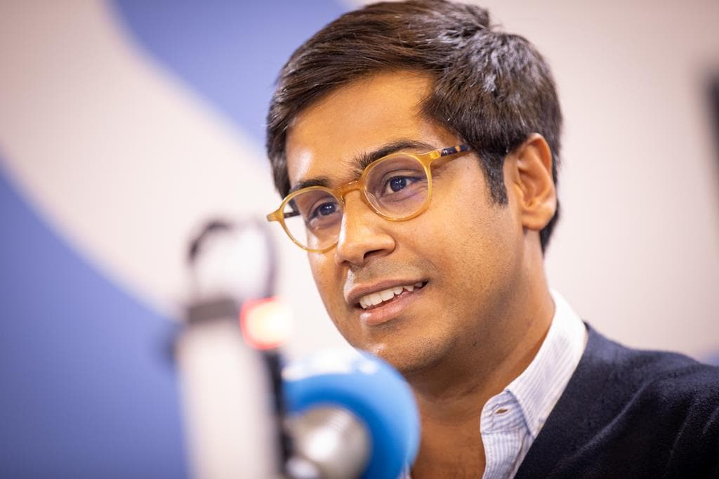 Uma católica, um muçulmano e um hindu entram num podcast. Os jovens ainda ligam à espiritualidade?
